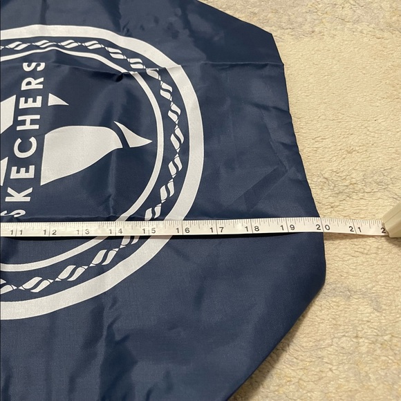 Brand New Unisex Size Large Skechers Foldable Backpack In Dark Navy 20” X 17” - Picture 8 of 9